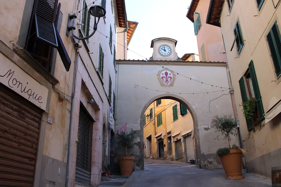 Castelfiorentino, 300 studenti puliscono il centro: raccolti 130 kg di rifiuti