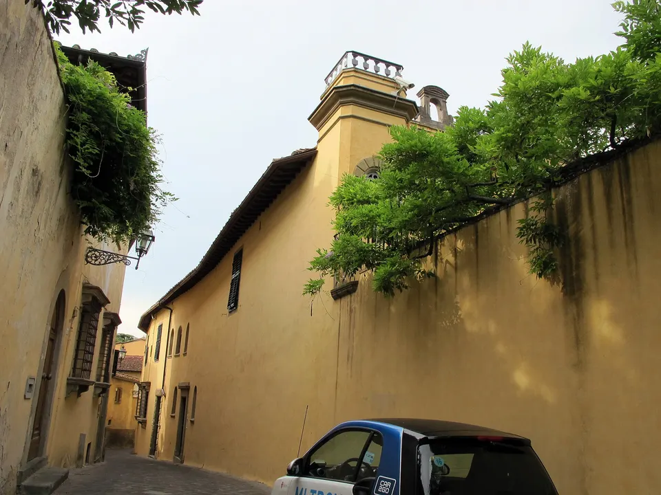 Firenze, incendio in via dell'Erta Canina: in fiamme alcune baracche