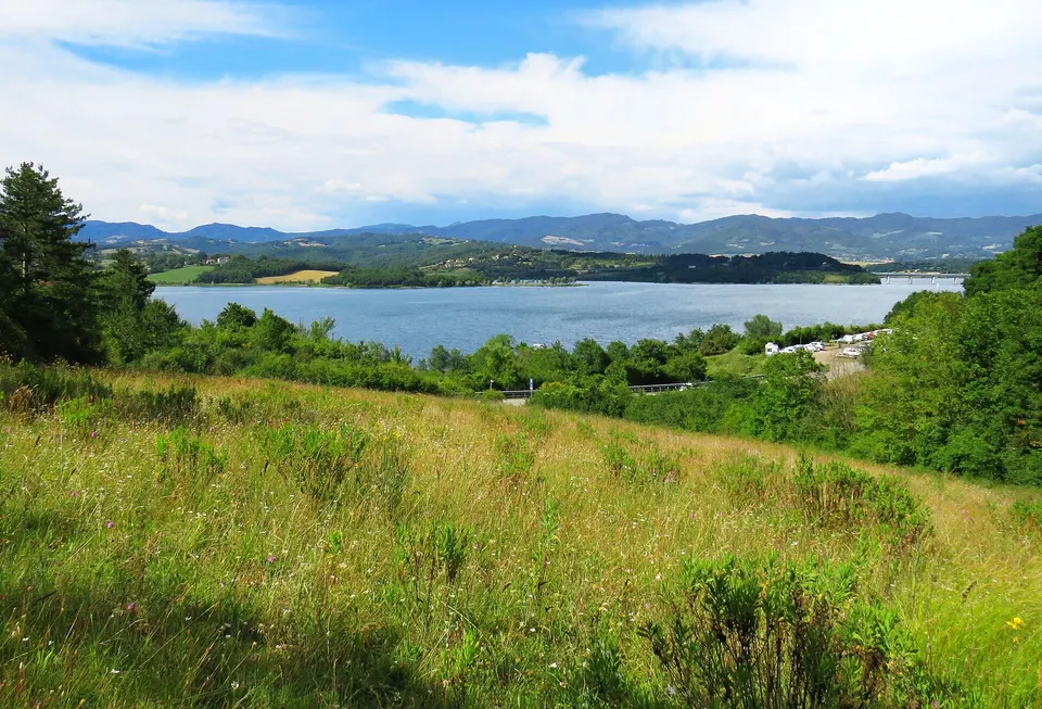 Lago di Bilancino: spiagge, sport acquatici e dove parcheggiare