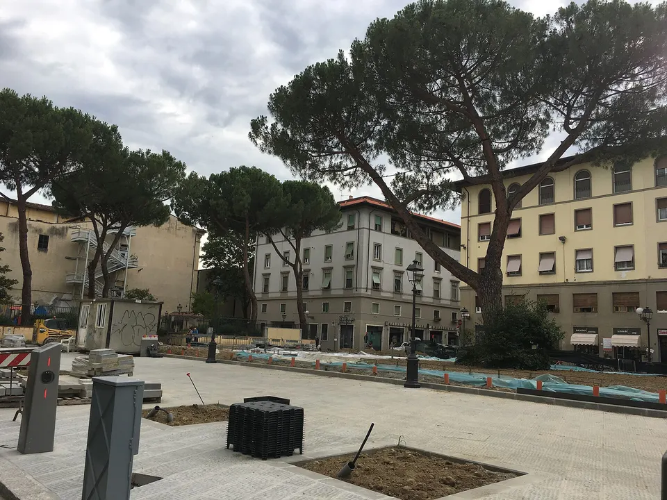 Firenze, maxi sequestro di merce abusiva in piazza dei Ciompi e alle Cascine