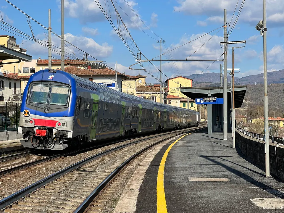 La stazione di Rignano sull'Arno, vista dal binario 2, mentre un treno Vivalto è in sosta per il servizio passeggeri