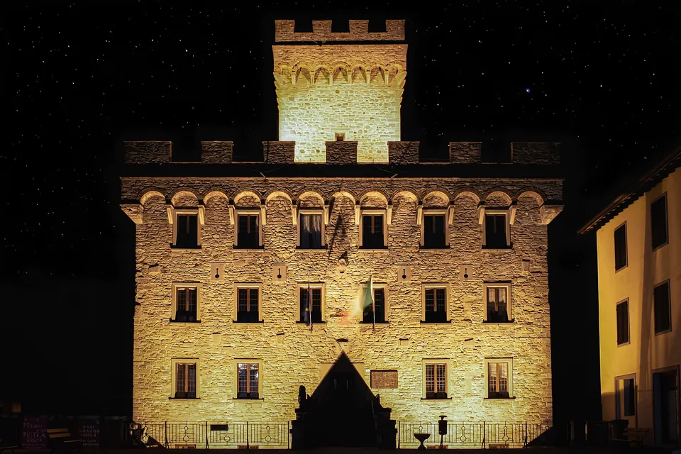 Palazzo pretorio, sede degli uffici comunali e del Museo della Pietra Serena.