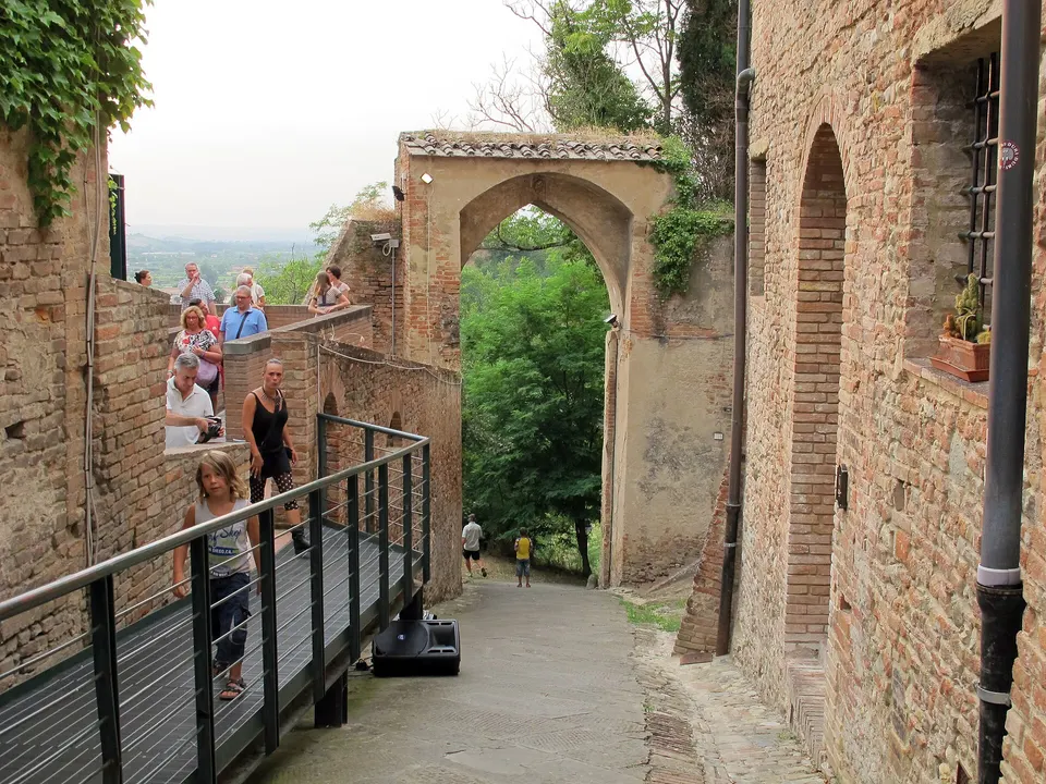 Certaldo alta, Porta Alberti