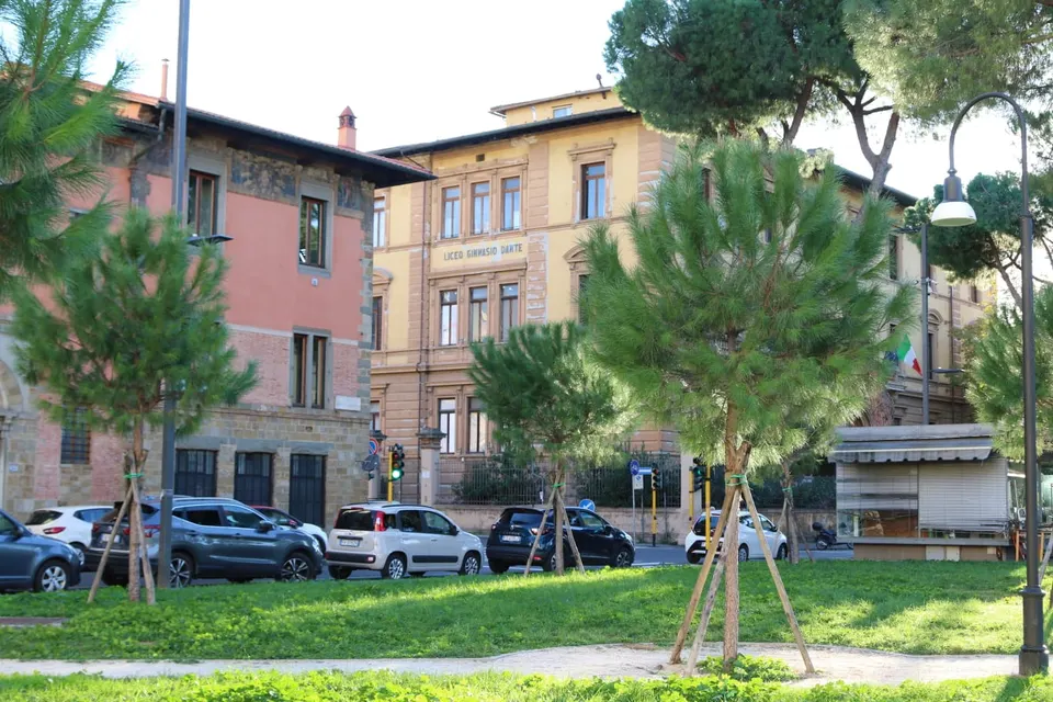 La vista dalla piazza, Liceo Dante nello sfondo.