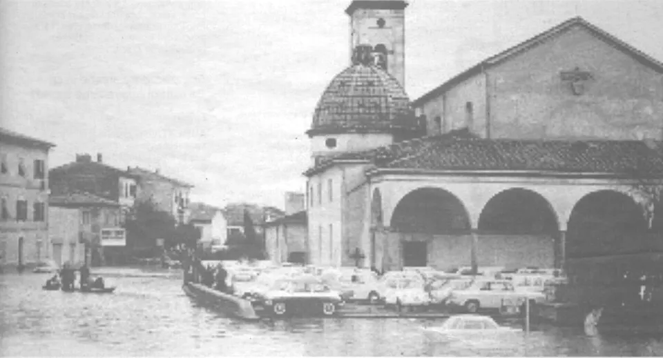 La chiesa di Santa Maria a Ripa durante l'alluvione del 1966