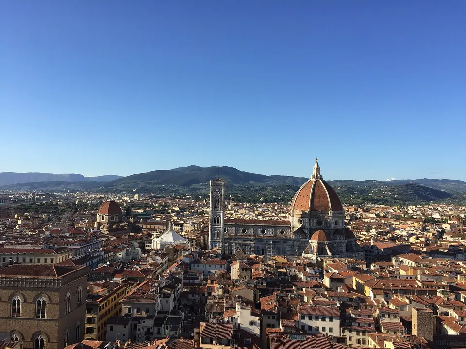 Vista del duomo di Firenze e del paesaggio circostante dalla cima di Palazzo Vecchio