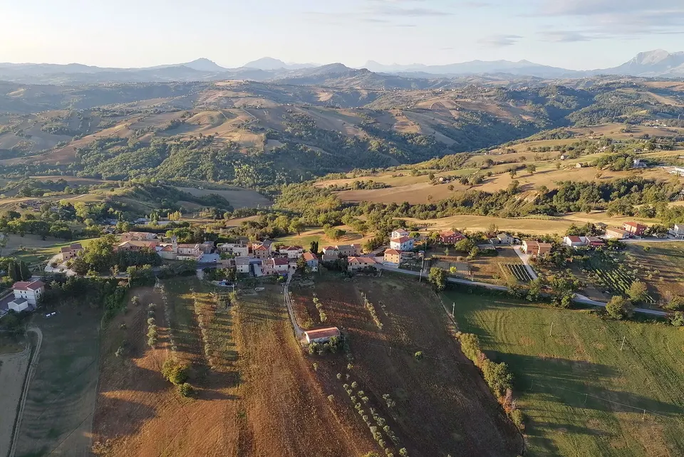 Vista aerea di Borgo San Lorenzo, frazione di Loro Piceno