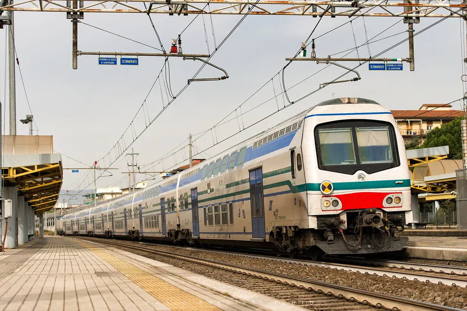 Un treno di carrozze Vivalto fotografato a Firenze Castello il 25 ottobre 2015.