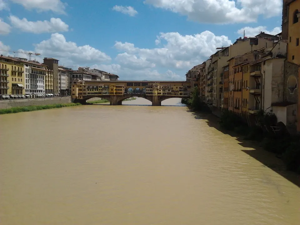 foto della piena dell'Arno nel novembre 2011