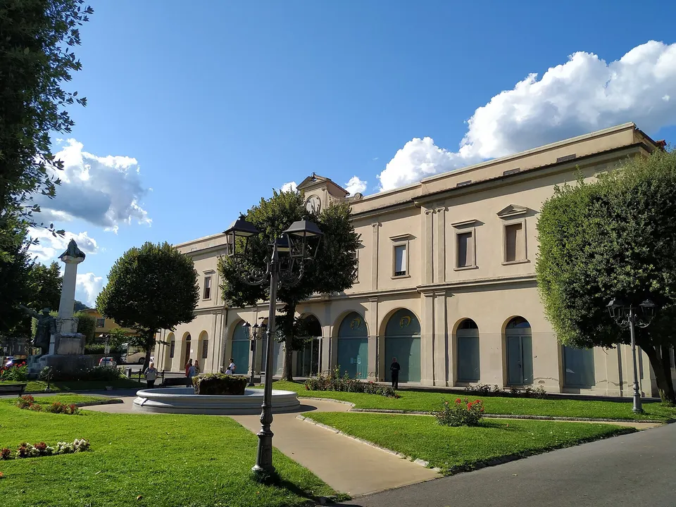 Il palazzo, opera dell'architetto Pietro Comini è la sede del Municipio di Dicomano e del Museo Archeologico di Dicomano
