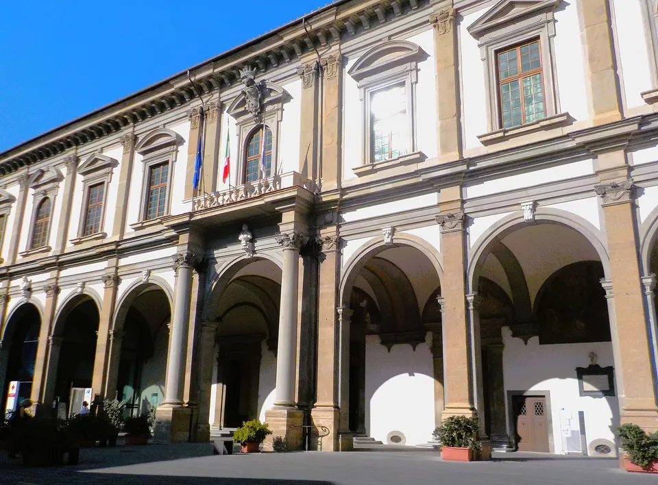 Ospedale di Santa Maria Nuova, ingresso e portici