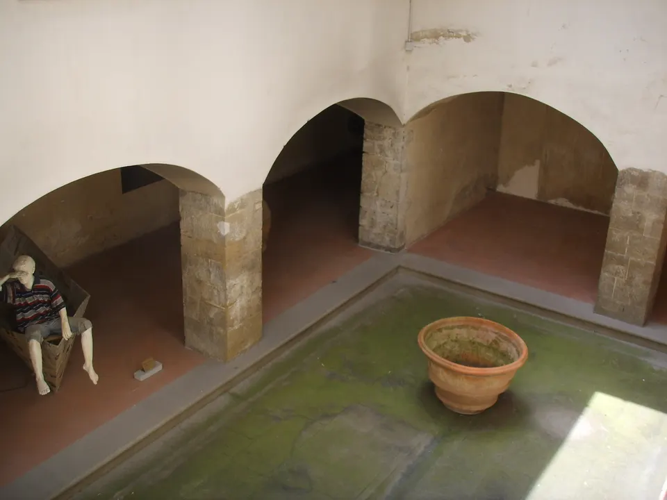 Ospedale degli innocenti, cortile