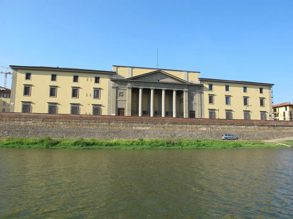 Camera di commercio di firenze vista dal fiume